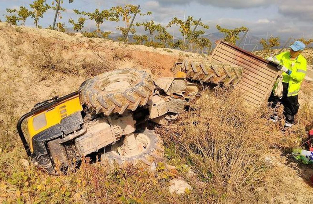Muere un hombre ecuatoriano al caerle encima el tractor que conduca